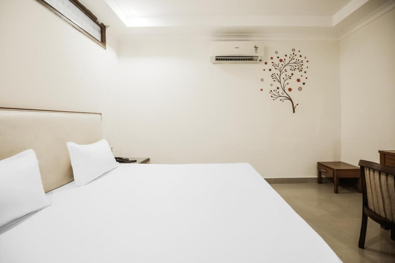 Collection O Sapphire Hotel Chandigarh Exterior photo